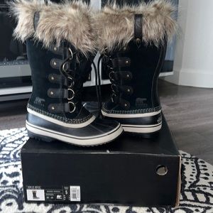 NEVER WORN! NWOT in box/receipts! Sorel size 5, Joan of arctic boot w/faux fur
